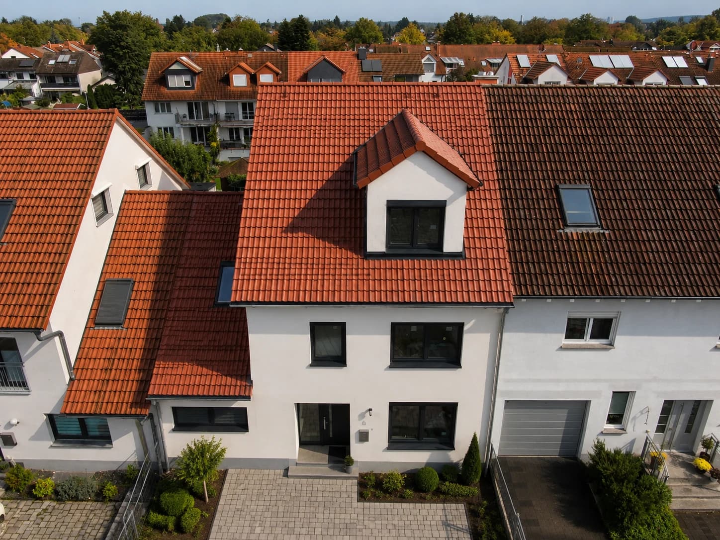 Neubau eines Reihenmittelhauses in Darmstadt — Straßenperspektive
